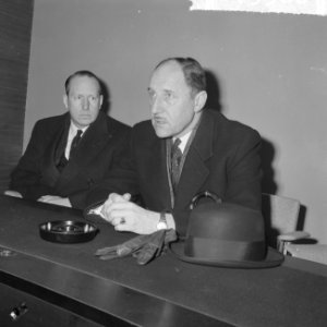 Minister Luns terug uit Parijs Luns tijdens de persconferentie, links mr A T, Bestanddeelnr 914-9586