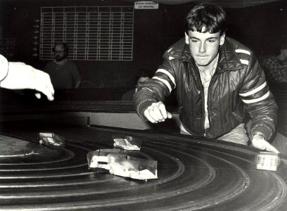 Miniatuurauto race club Haarlem. Europese kampioenschappen in het gebouw van het Haarlemse jongerencentrum DAC aan de Ripperdastraat, op de foto ravage op de miniatuurracebaan, pijlsnel moeten de wage