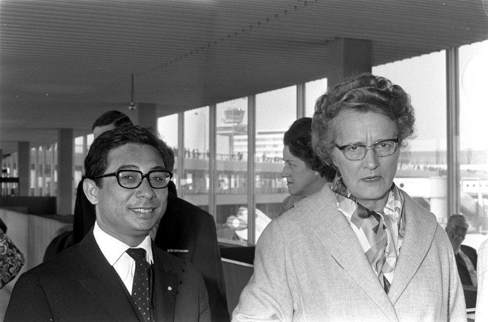 Minister Klompe vertrekt van Schiphol naar Suriname nr. 1 , 2 minister Klompe t, Bestanddeelnr 922-2744