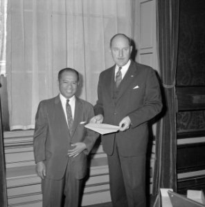 Minister Luns ontving zaakgelastigde voor Indonesie de heer M Sjarif op Ministe, Bestanddeelnr 914-9992