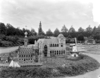 Miniatuurstad in Middelburg met Zeeuwse dracht, Bestanddeelnr 906-5290