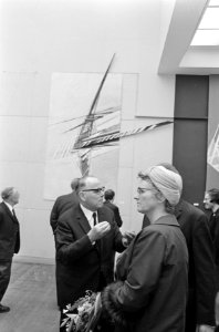 Minister Klompe opende tentoonstelling Zwevende kunst, Bestanddeelnr 920-1364