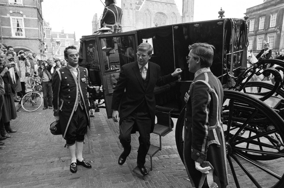 Minister Wiegel met koets op het Binnenhof, Bestanddeelnr 931-0194