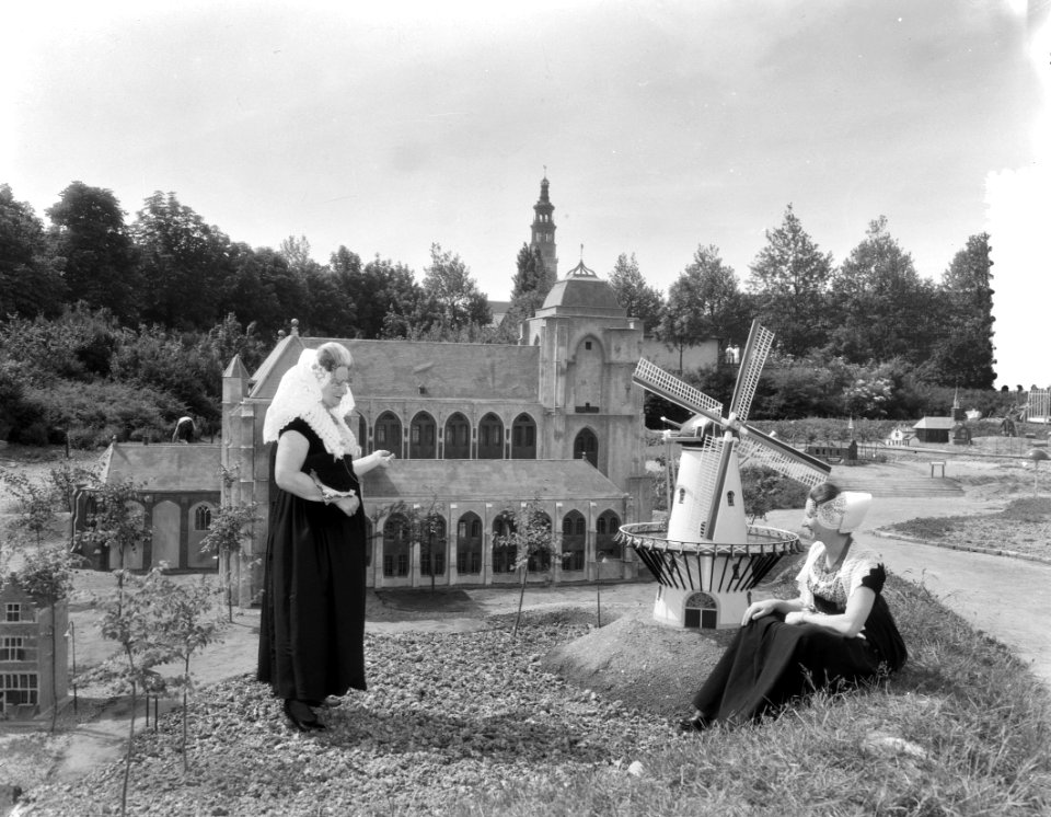Miniatuurstad in Middelburg met Zeeuwse dracht, Bestanddeelnr 906-5292