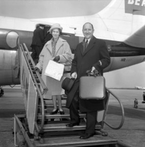 Minister Luns met echtgenote naar IJsland vertrokken, vanaf Schiphol. Minister L, Bestanddeelnr 915-1685