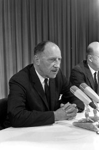 Minister Luns terug uit Polen. Hier tijdens persconferentie op Schiphol, Bestanddeelnr 920-6311 photo