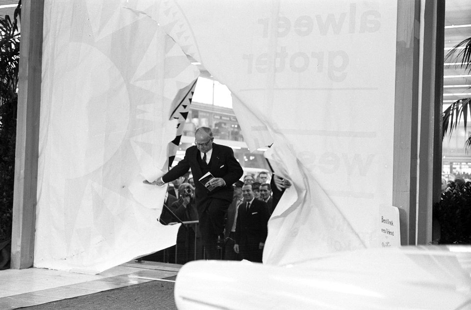 Minister Korthals 46e Autotentoonstelling in RAI geopend Minister Korthals loop, Bestanddeelnr 914-7961