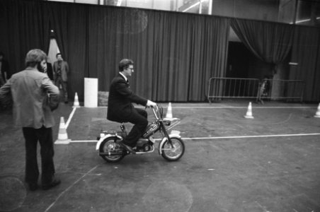 Minister Westerterp opent Tweewieler RAI 76 op snorfiets, Bestanddeelnr 928-4295