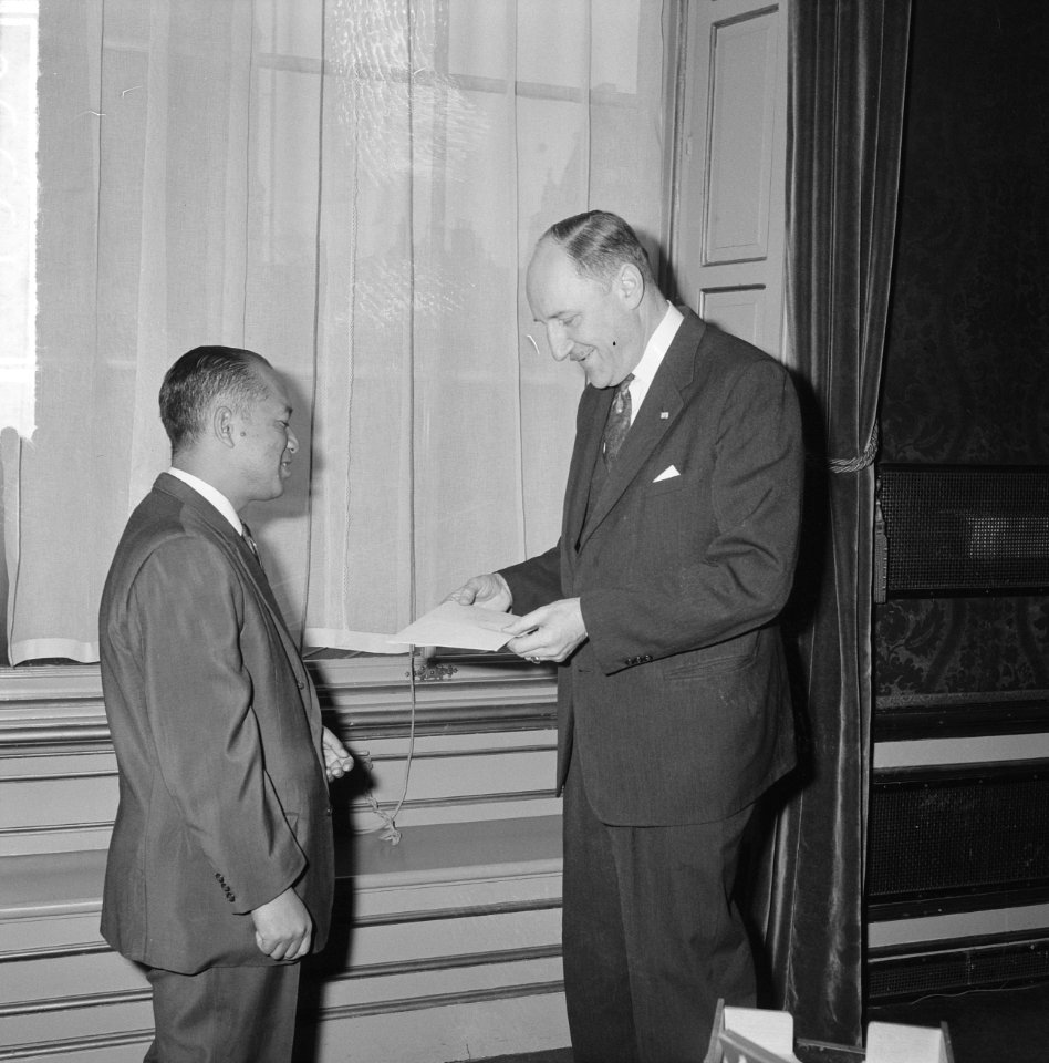 Minister Luns ontving zaakgelastigde voor Indonesie de heer M Sjarif op Ministe, Bestanddeelnr 914-9990