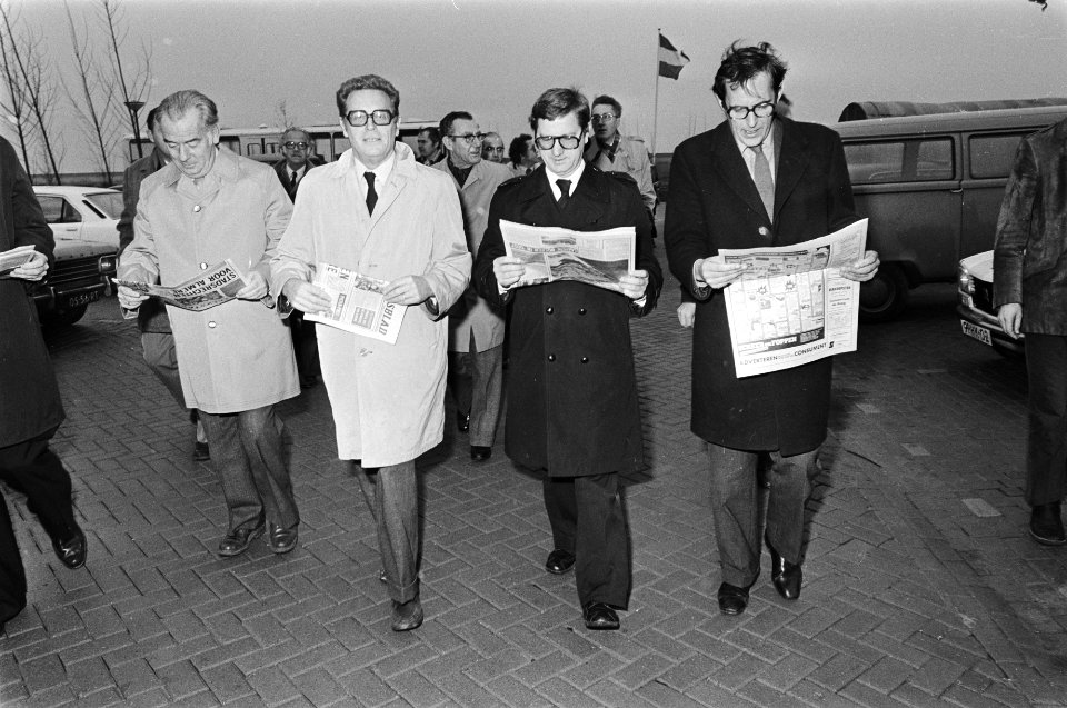 Minister Westerterp opent eerste buslijn naar Almere, Westerterp en Lammers beki, Bestanddeelnr 928-9138