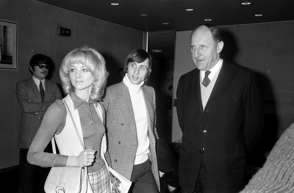 Minister Luns en Johan Cruijff met echtgenote vertrekken samen naar Wassenbeelde, Bestanddeelnr 923-3181