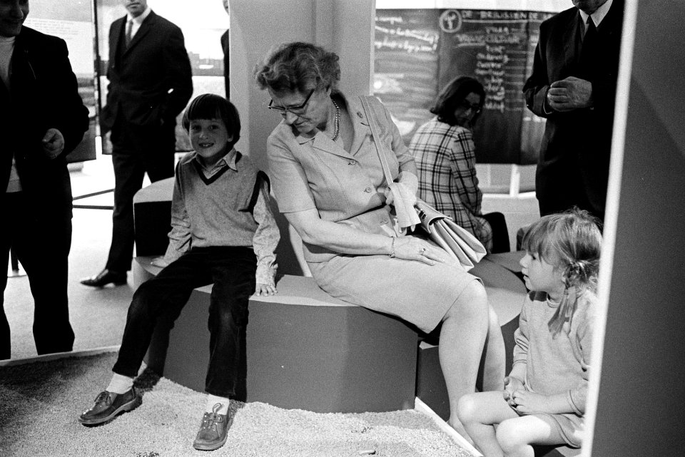 Minister Klompe opent exposities op C 70 , Rotterdam minister Klompe met kinder, Bestanddeelnr 923-5194