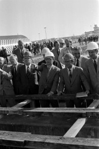 Minister Westerterp bezoekt bouw Schiphollijn Westerterp met helm op, Bestanddeelnr 927-3973