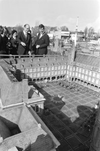 Minister W Drees jr opent Madurodam door model van Prinses Beatrixsluizen in w, Bestanddeelnr 925-4892