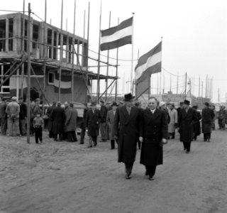 Minister Witte (links) en burgemeester J. van der Dussen, Bestanddeelnr 908-2688