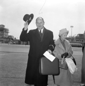 Minister Luns met echtgenote naar IJsland vertrokken, vanaf Schiphol, Bestanddeelnr 915-1683