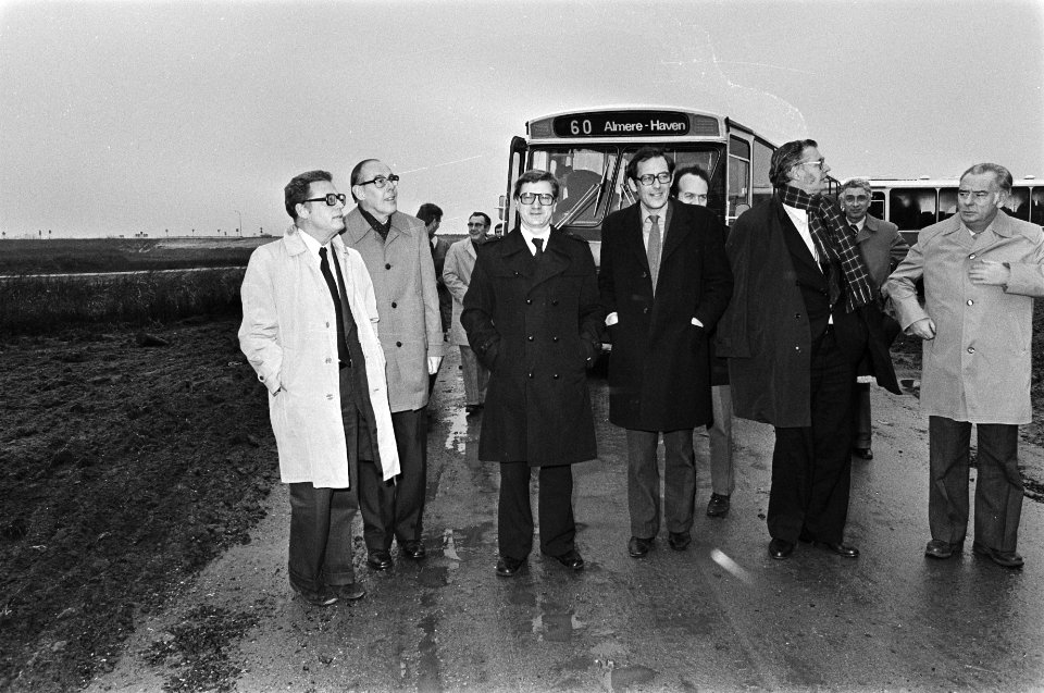 Minister Westerterp opent eerste buslijn naar Almere,, Bestanddeelnr 928-9143