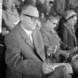 Minister Vrolijk van Cultuur, Recreatie en Maatschappelijk Werk op de tribune, Bestanddeelnr 918-3261
