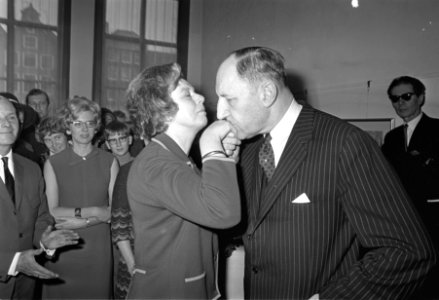 Minister Luns opende schilderijenexpositie in Anne Frankhuis, Minister Luns geef, Bestanddeelnr 921-0058
