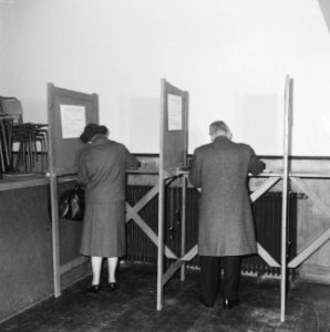 Minister Luns (Buitenlandse Zaken) stemt, Bestanddeelnr 915-1609