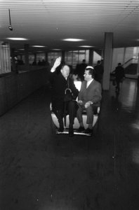 Minister Luns arriveert op Schiphol na bezoek aan Bulgarije. Minister Luns en Bu, Bestanddeelnr 923-1808