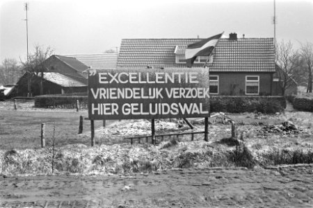Minister Westerterp opent 30 km lange snelweg A50 Apeldoorn Zwolle protestbord , Bestanddeelnr 929-4483