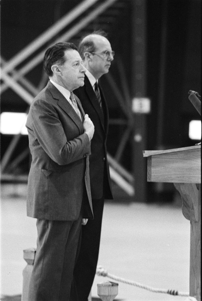 Minister Weinberger (Defensie, VS) bezoekt ons land Weinberger (met hand op de , Bestanddeelnr 932-9179