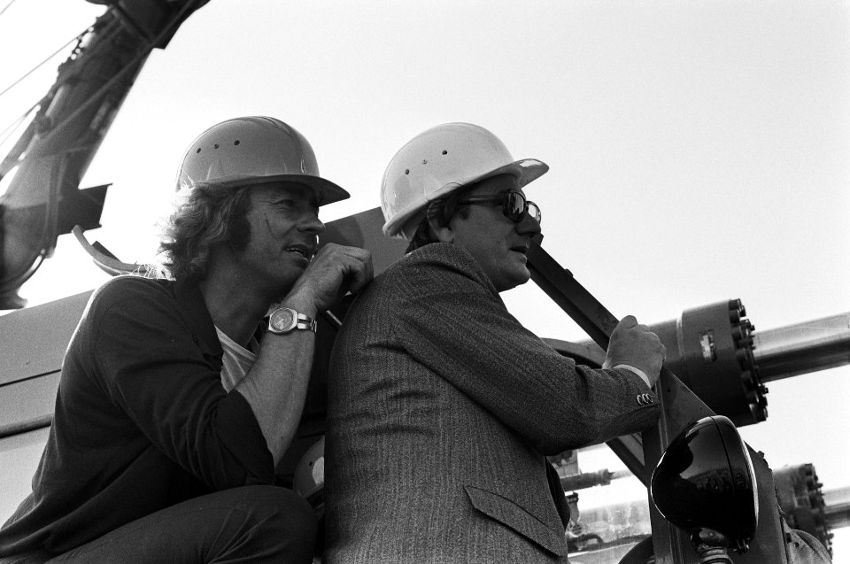 Minister Westerterp bezoekt bouw Schiphollijn Westerterp met helm op, Bestanddeelnr 927-3974