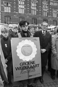 Minister Winsemius (r) tijdens de introductie van het milieu abonnement voor het, Bestanddeelnr 933-6303