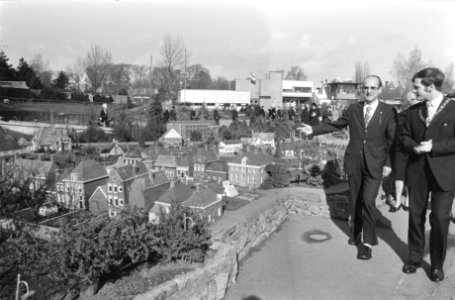 Minister W Drees jr opent Madurodam door model van Prinses Beatrixsluizen in w, Bestanddeelnr 925-4891