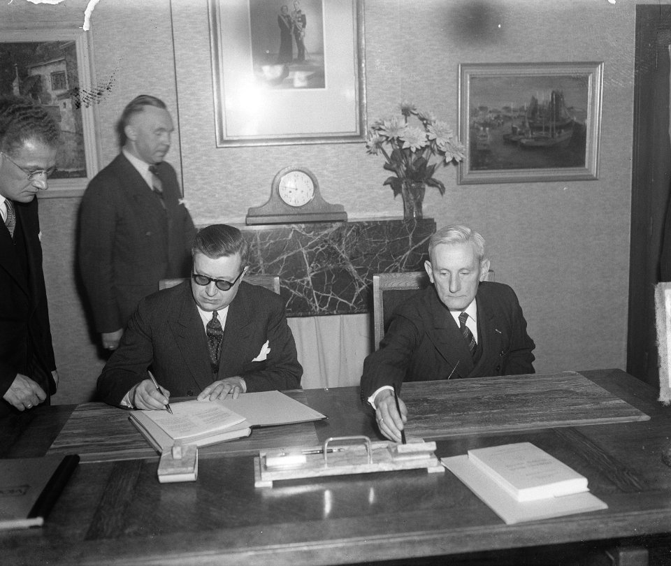 Minister Joekes (rechts) en de Belgische minister van Arbeid en Sociale Voorzorg, Bestanddeelnr 903-4459