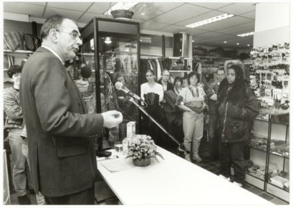 Minister Jan Pronk op bezoek in de solidariteitswinkel. NL-HlmNHA 54035157