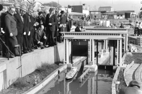 Minister W Drees jr opent Madurodam door model van Prinses Beatrixsluizen in w, Bestanddeelnr 925-4890