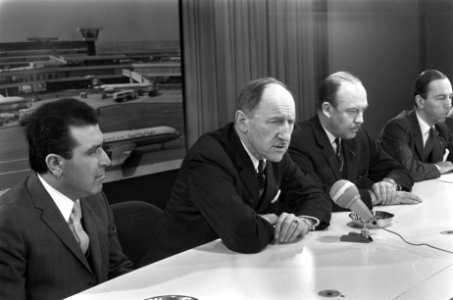 Minister Luns arriveert op Schiphol na een bezoek aan Bulgarije. Minister Luns e, Bestanddeelnr 923-1811