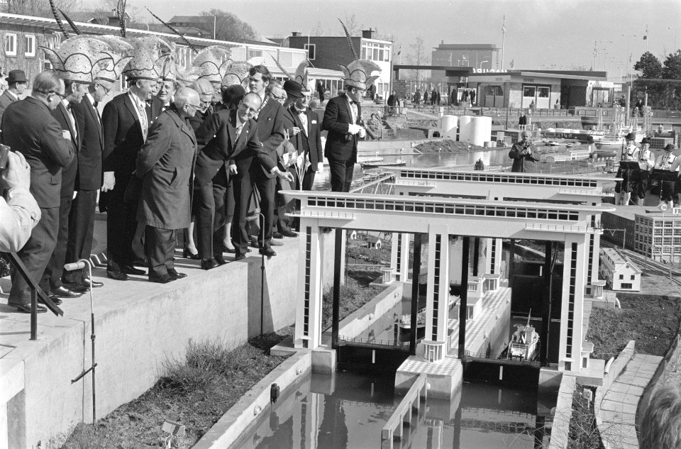 Minister W Drees jr opent Madurodam door model van Prinses Beatrixsluizen in w, Bestanddeelnr 925-4888