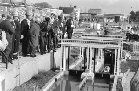 Minister W Drees jr opent Madurodam door model van Prinses Beatrixsluizen in w, Bestanddeelnr 925-4888