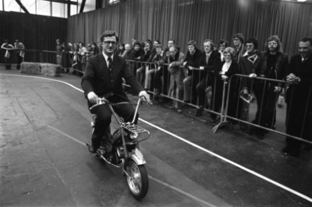 Minister Westerterp opent Tweewieler RAI 76 op snorfiets, Bestanddeelnr 928-4293