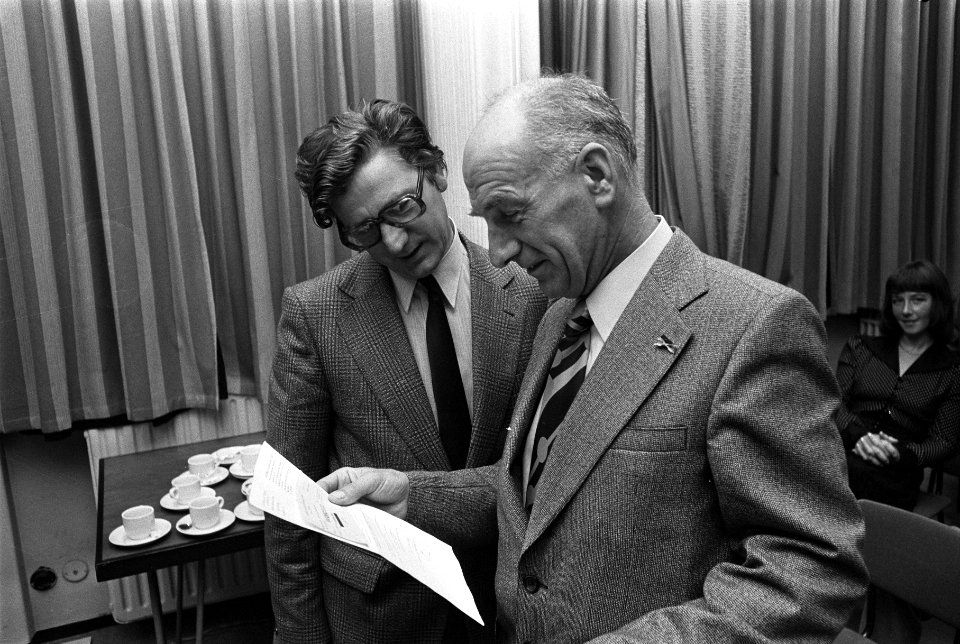 Minister Westerterp (l) reikt heer J A Kant beloning uit voor goed idee, Bestanddeelnr 927-4476