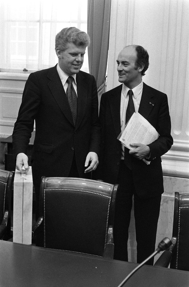 Minister Wim Duisenberg (Financiën) (links) met het koffertje met de miljoenenno, Bestanddeelnr 927-4566