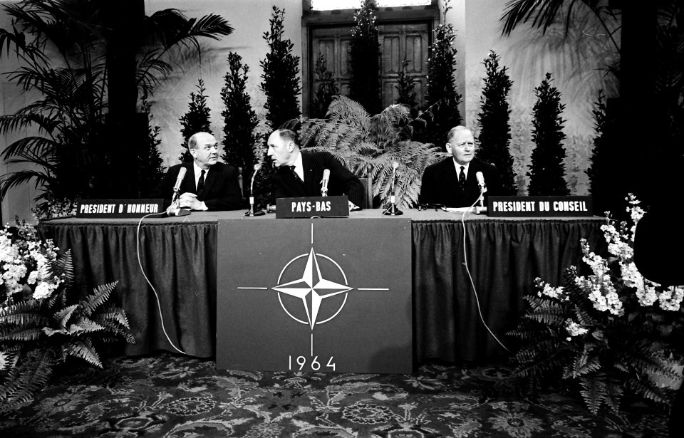 Minister Luns opent de NATO-conferentie te Den Haag