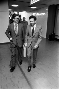 Minister Westerterp terug uit Suriname op Schiphol KLM-directeur Orlandini (r) , Bestanddeelnr 927-6166