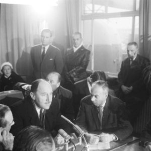 Minister Luns op Schiphol terug uit New York . Tijdens persconferentie, Bestanddeelnr 913-2446