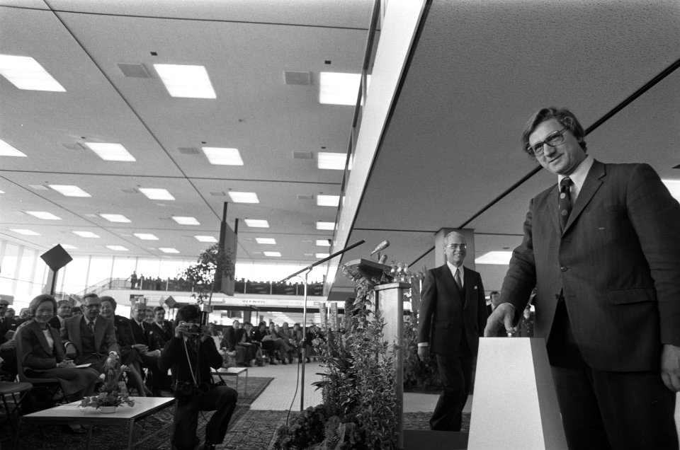 Minister Westerterp opent uitbreiding Schiphol openinghandeling Westerterp, Bestanddeelnr 927-8629
