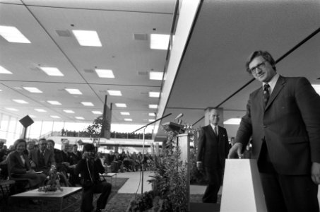 Minister Westerterp opent uitbreiding Schiphol openinghandeling Westerterp, Bestanddeelnr 927-8629