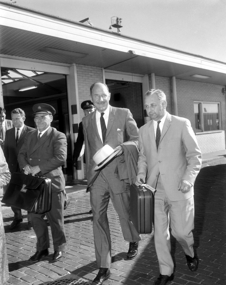 Minister Luns (met strohoed) terug van vakantie op Schiphol, Bestanddeelnr 919-4576