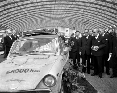 Minister Korthals 46e Autotentoonstelling RAI geopend hier staat hij met Wim Va, Bestanddeelnr 914-7968