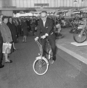 Minister Vrolijk opende tentoonstelling Tweewieler en Caravans 1966 in de RAI, h, Bestanddeelnr 918-8269