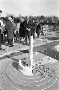 Minister W Drees jr opent Madurodam door model van Prinses Beatrixsluizen in w, Bestanddeelnr 925-4893