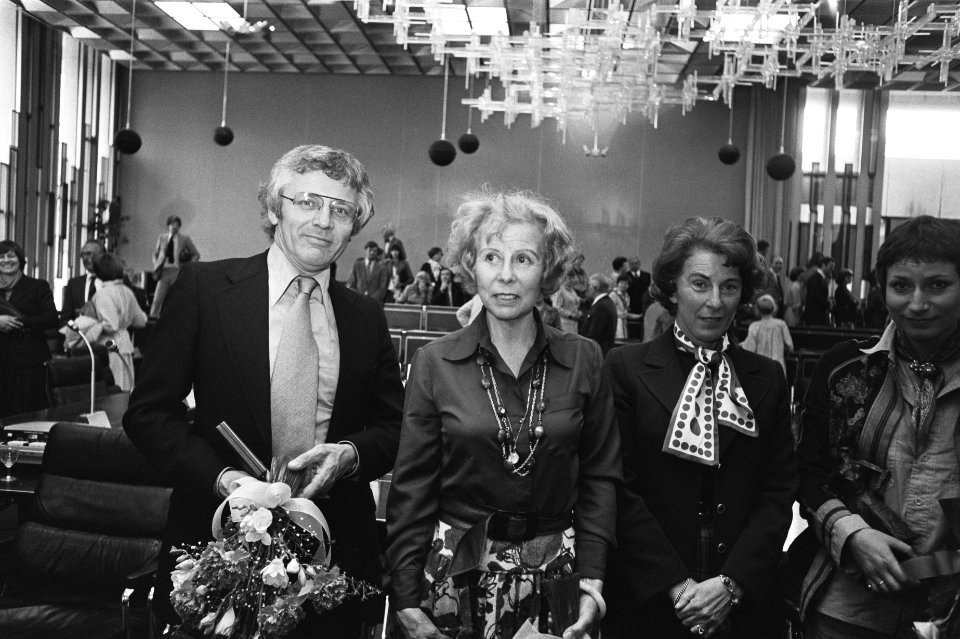Minister Gardeniers van CRM deelt toneelprijzen uit vln Eric van der Donk , Mar, Bestanddeelnr 929-7345