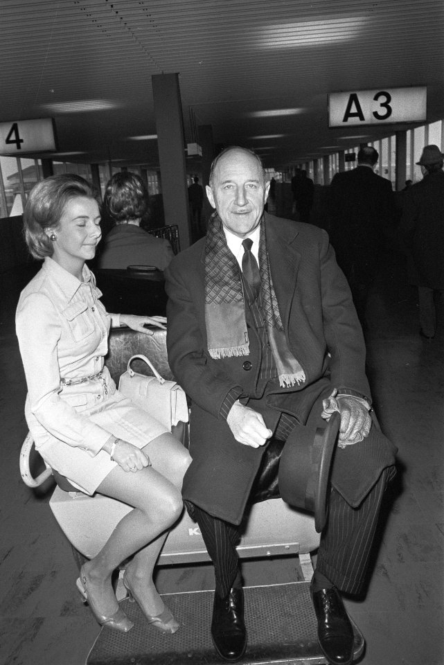 Minister Luns arriveert op Schiphol uit Brussel Luns met hostess op wagentje, Bestanddeelnr 924-2510